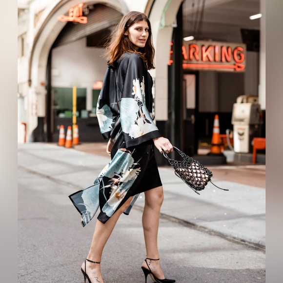 KIM+ONO Peacock Feather Short KIMONO
ROBE In Blk, Peach & Teal W/Blk Waist Tie 🖤 - Picture 3 of 15